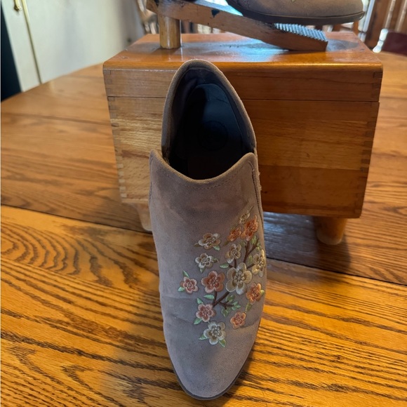 Embroidered booties - Picture 2 of 2